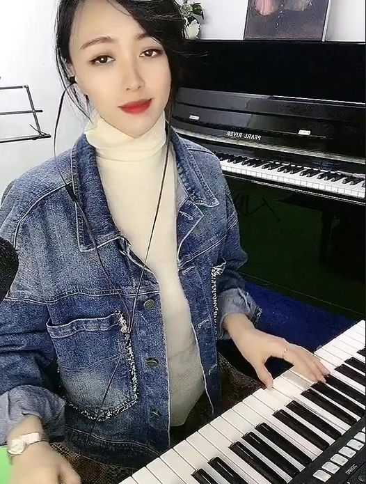 歌小樣  正在直播......